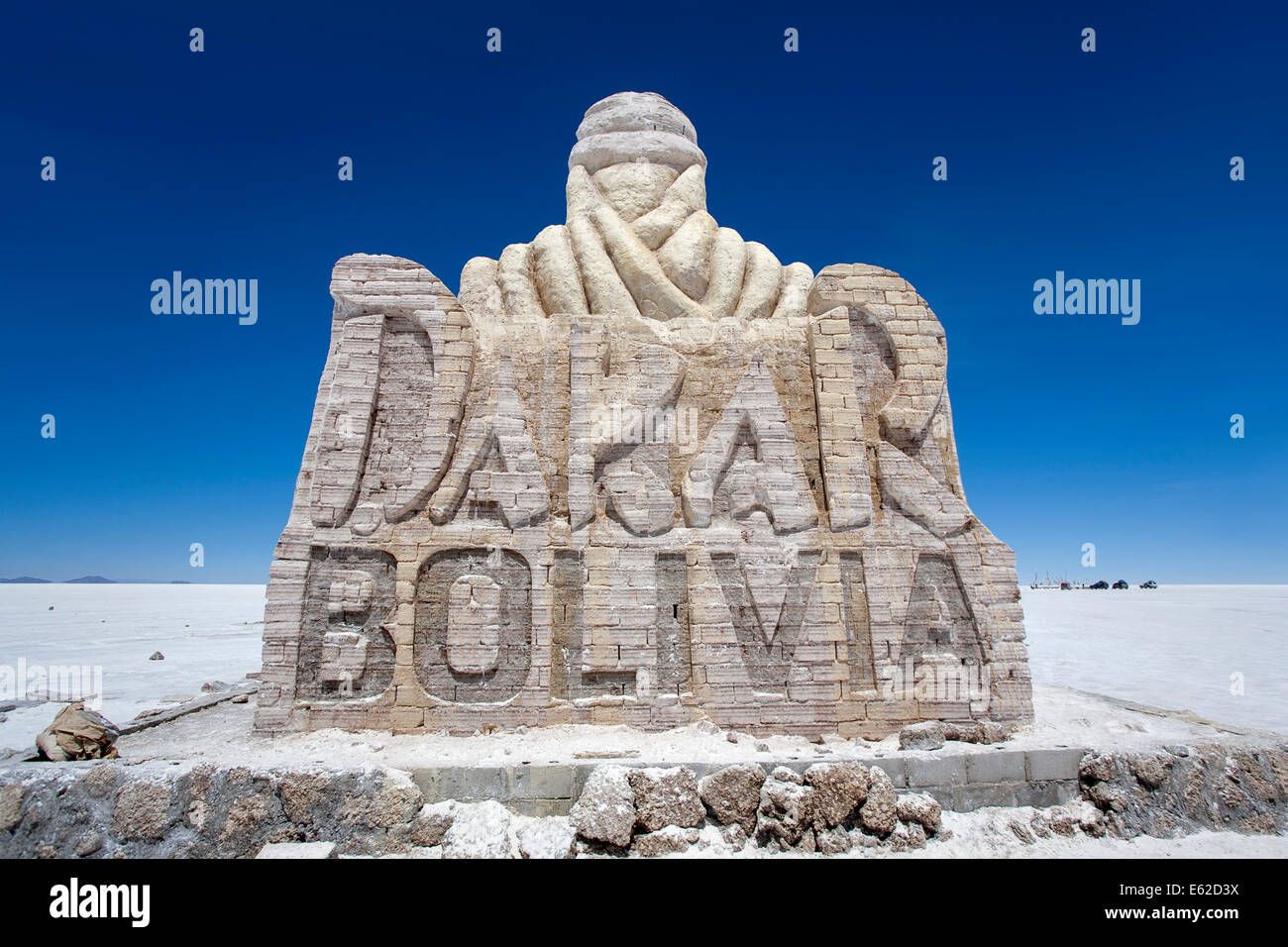 Denkmal von Ziegeln in Salz zum Gedenken an die Rallye Dakar 2013 gemacht. Salar de Uyuni. Bolivien Stockfoto
