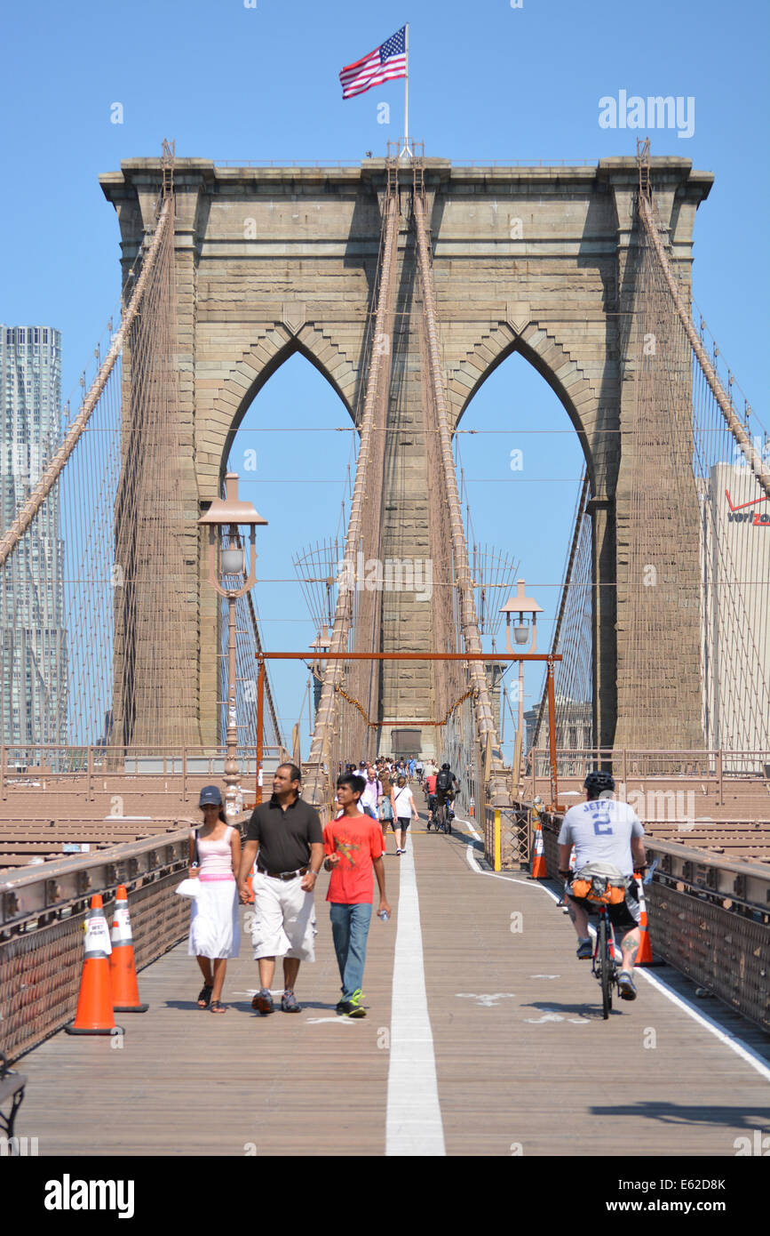 Menschen auf dem Gehweg von der Brooklyn Bridge. Stockfoto