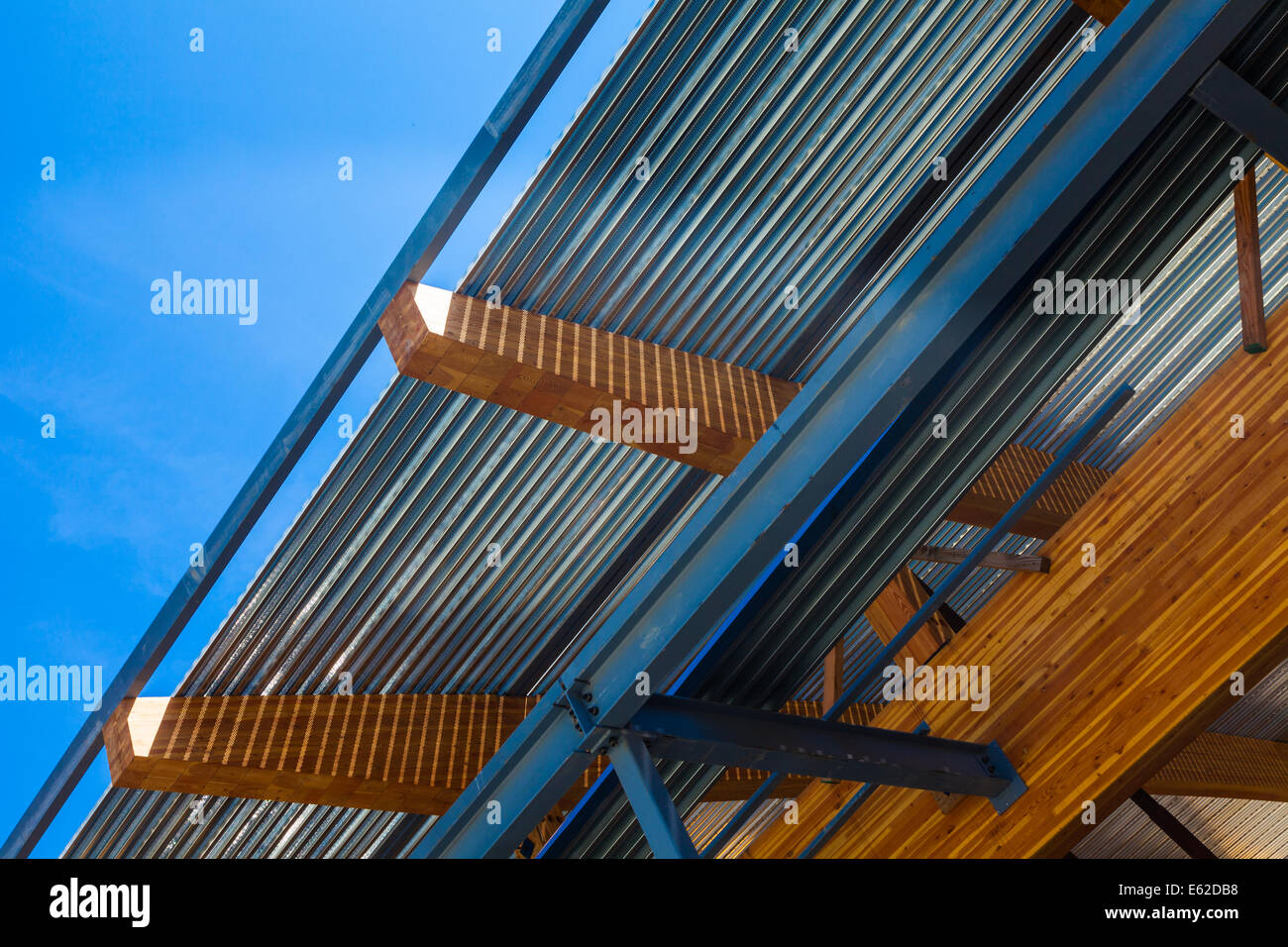 Freitragende Brettschichtholz Unterstützung einer Dachkonstruktion aus Stahl Stockfoto