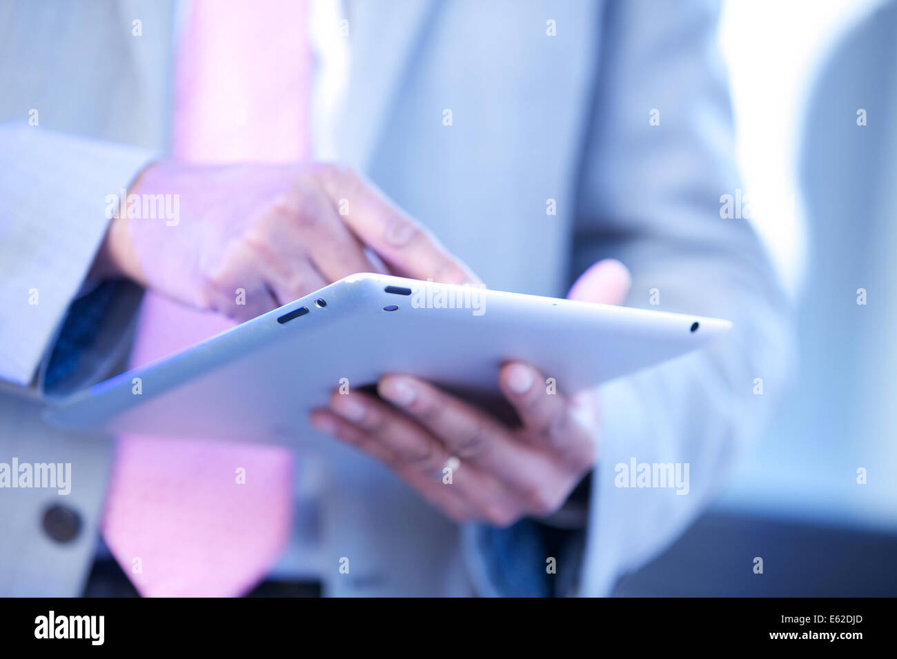 Mann im Anzug mit ipad Stockfoto