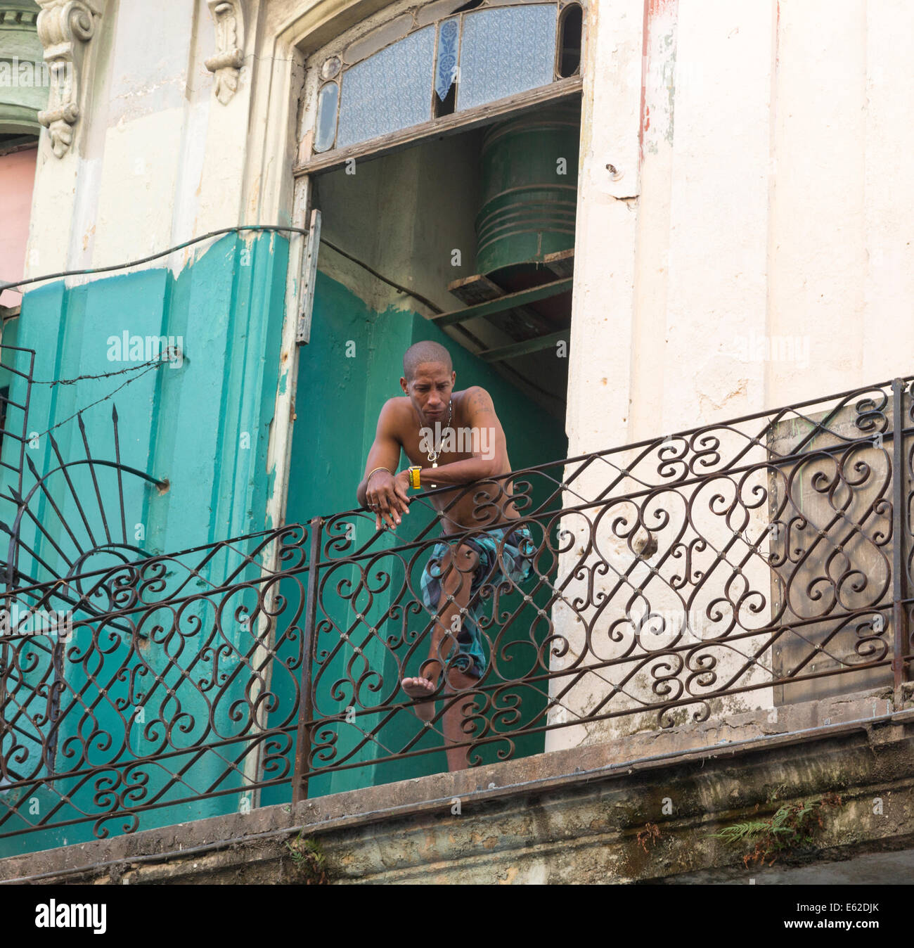 Mann auf Balkon, Zentral-Havanna, Kuba Stockfoto