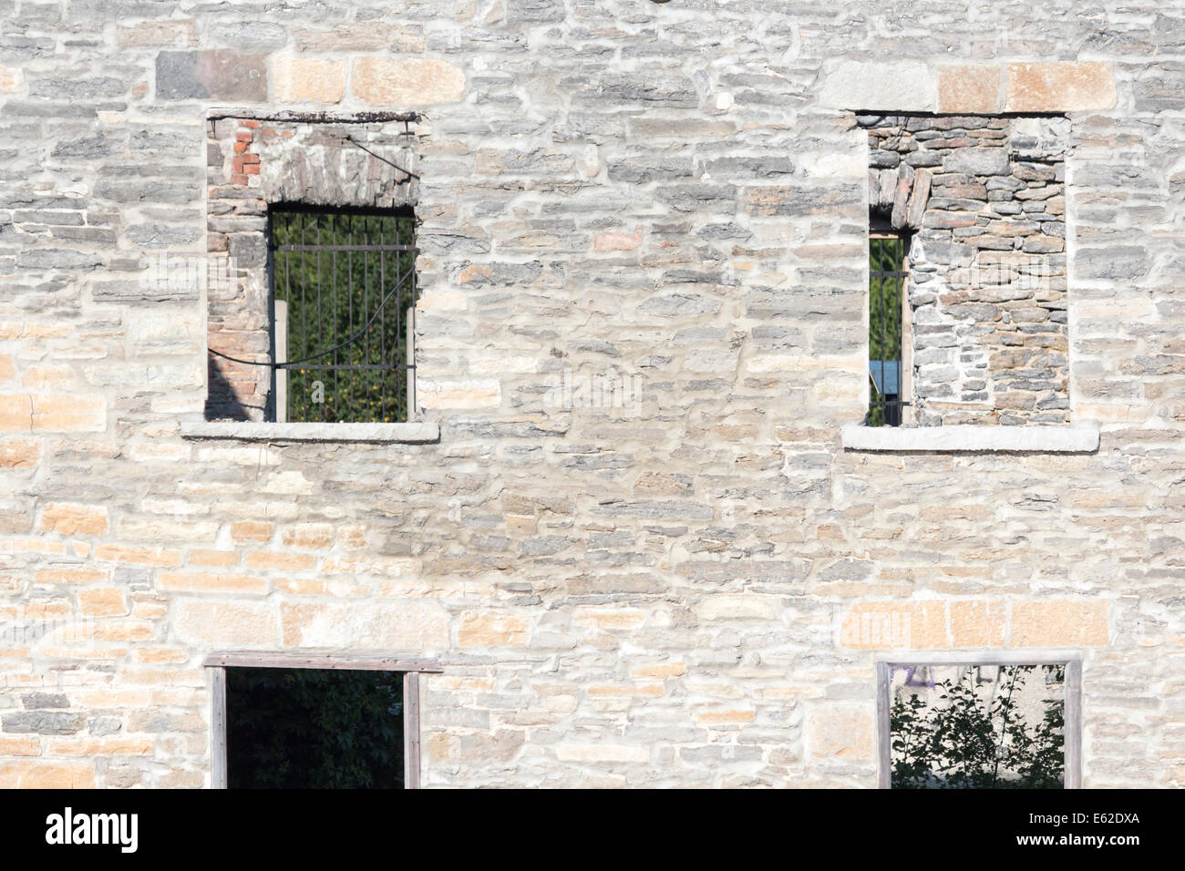 Alten bröckelnden verfallenen Mühle Wandfläche Stockfoto