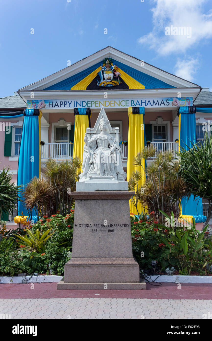Parliament House mit Statue der Königin Victoria, Parliament Square, Nassau, Providence Island, Bahamas Stockfoto