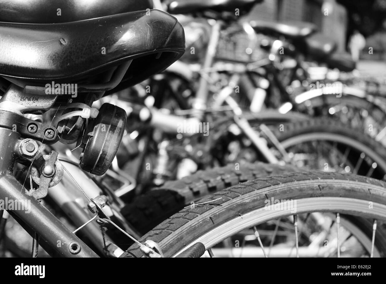 Schwarz / weiß Bild von Fahrrädern hintereinander geparkt. Stockfoto