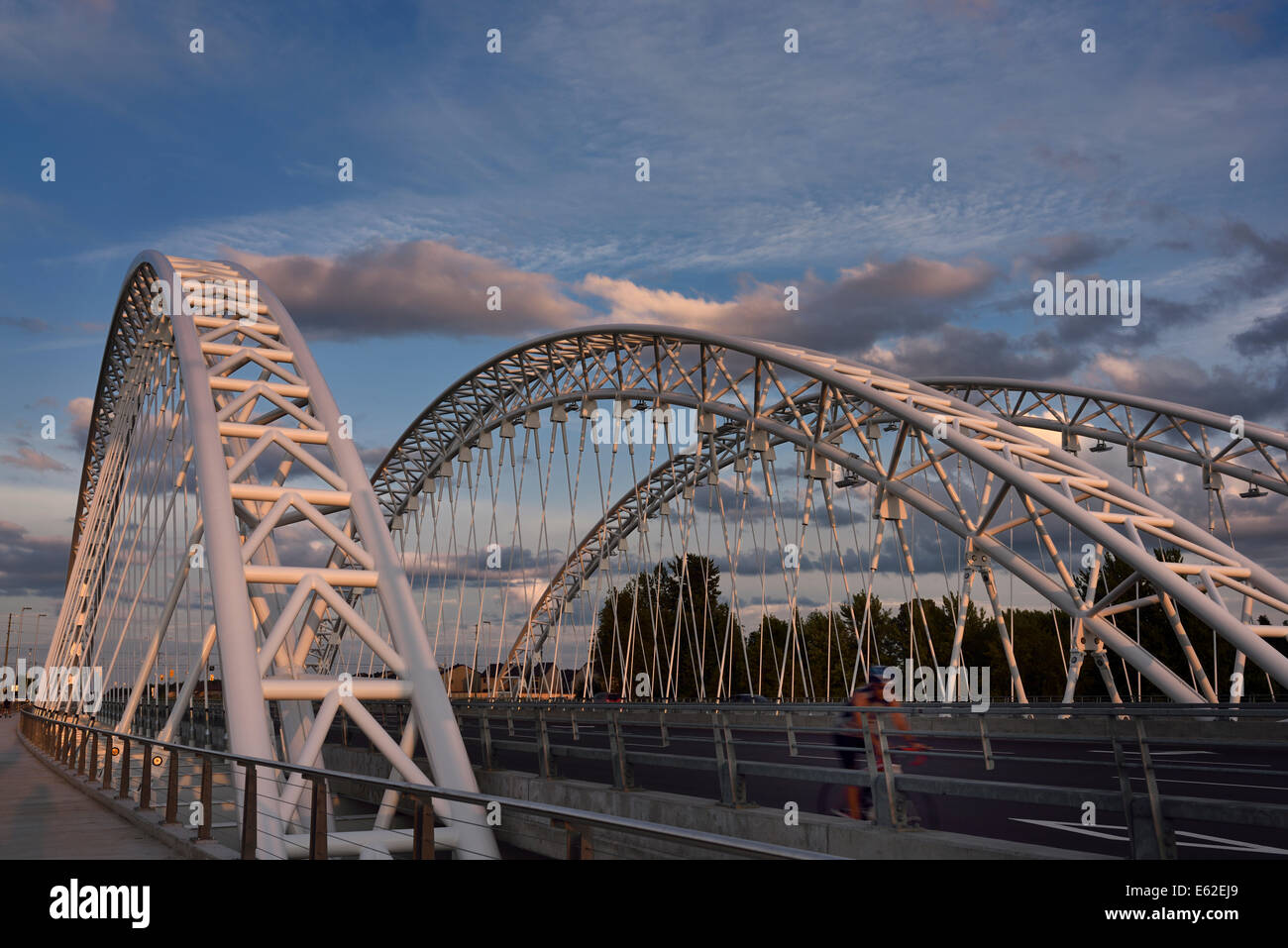 Strandherd Armstrong Brückenneubau im roten Abendlicht über den Rideau River südlich von Ottawa Kanada Stockfoto