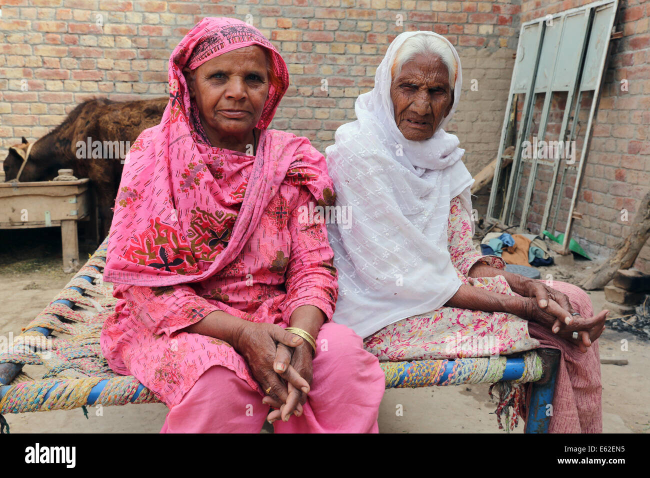 zwei alte christliche Frauen sitzen auf einem Diwan in christlich dominierten Dorf Khuspur, Provinz Punjab, Pakistan Stockfoto