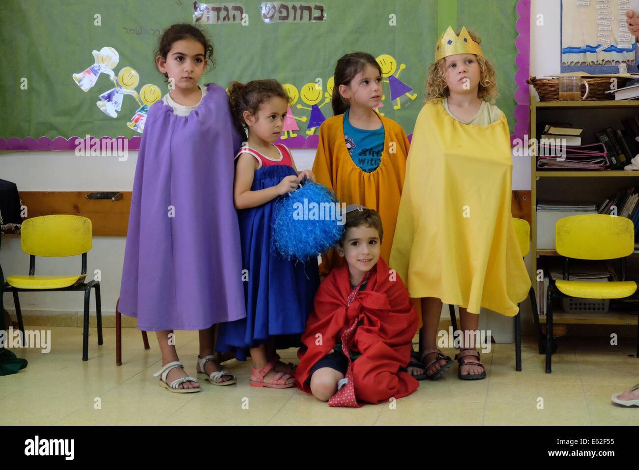 Gaza-Grenze. 12. August 2014. Kinder im Kibbuz Alumim Kindergarten, angrenzend an der Grenze zum Gazastreifen ausleben einer vor kurzem veröffentlichten Kinderbuch von Kindergarten Lehrer und Sozialarbeiter, Esther Marcus mit dem Titel "Farbe rot", dem hebräischen Codenamen für den ankommenden Raketen Alarm. Bildnachweis: Nir Alon/Alamy Live-Nachrichten Stockfoto