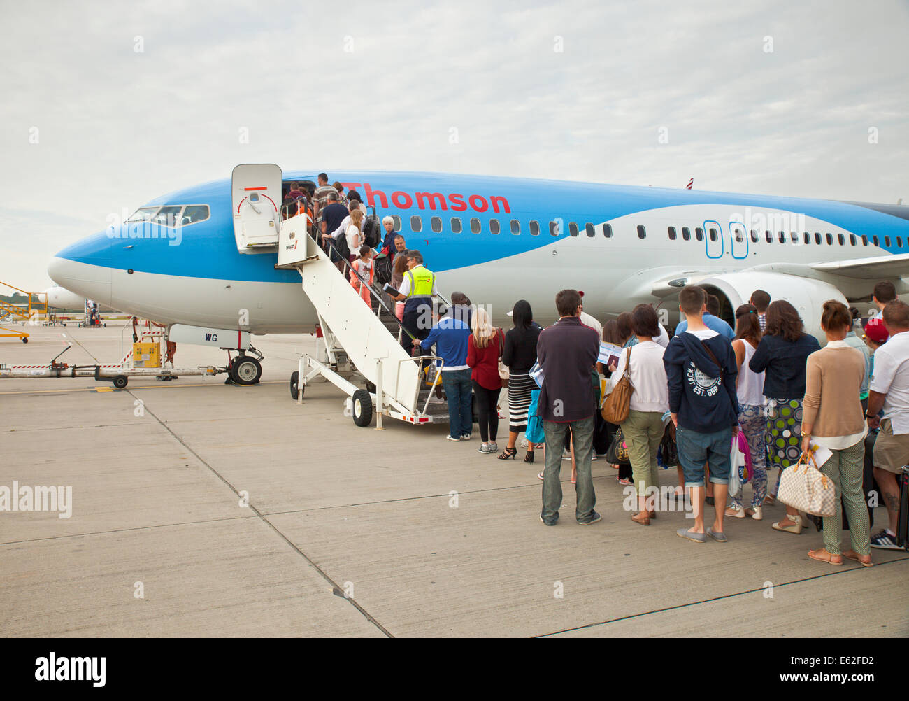 Fahrgäste auf einem Thomson-Flugzeuge am Flughafen Gatwick, London. Stockfoto
