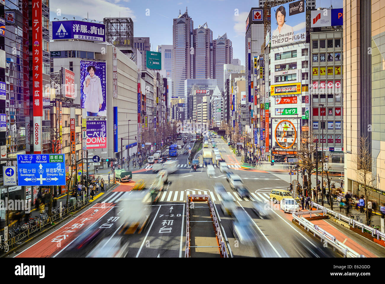 Verkehr im Bezirk Shinjuku in Tokio, Japan. Stockfoto