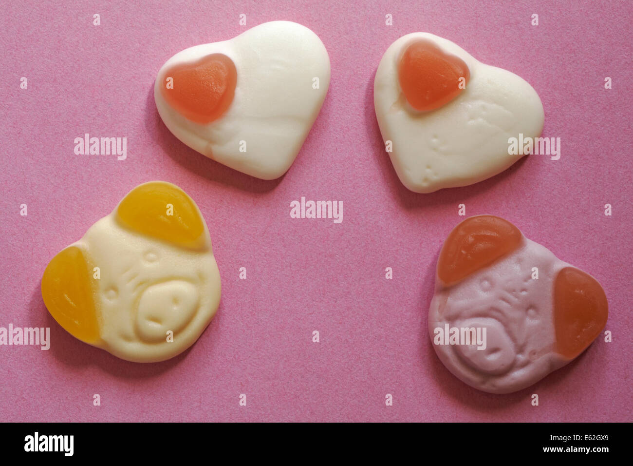 Marks & Spencer neue Percy und Penny mit besonderen Liebhaber Erdbeere herzen Süßigkeiten endlich vereint auf rosa Hintergrund isoliert Stockfoto