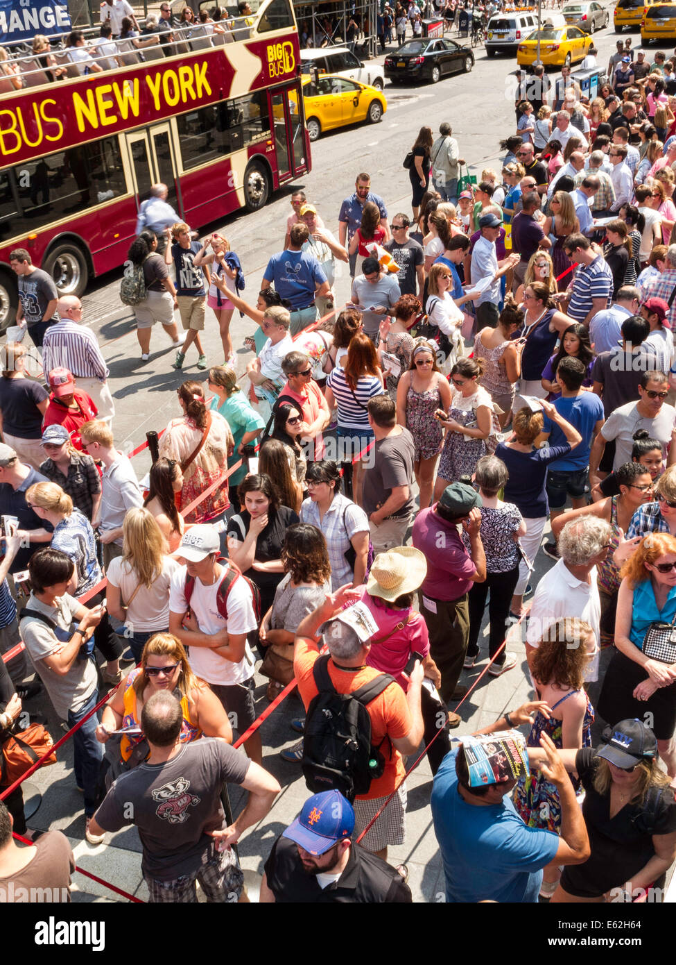 Long Lines, Tkts Discount Broadway Tickets, in Duffy Square at Times Square, NYC Stockfoto