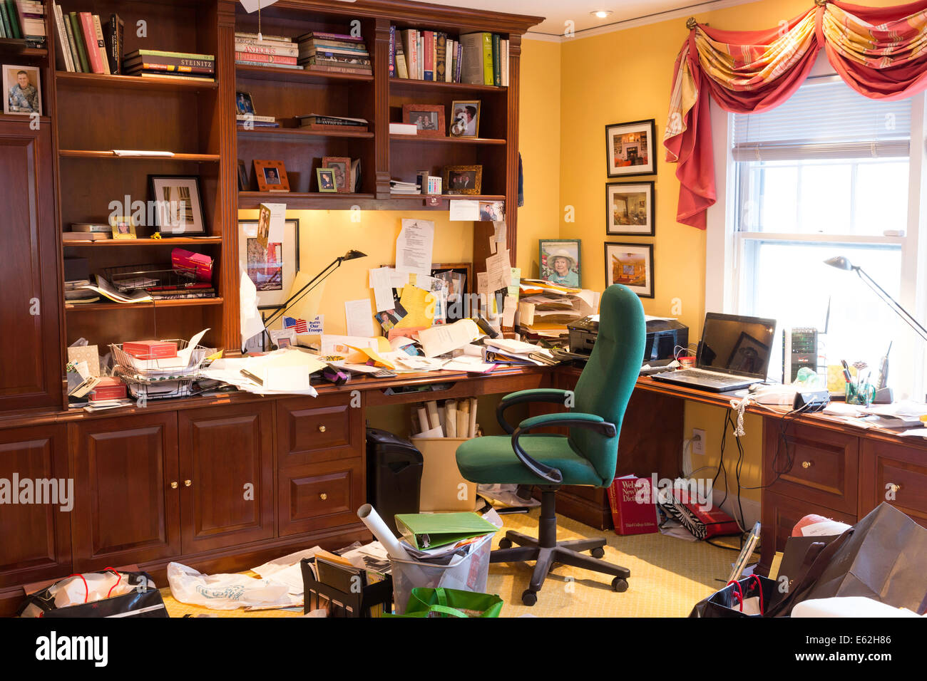 Messy Home Office, Wohnhaus, USA Stockfoto