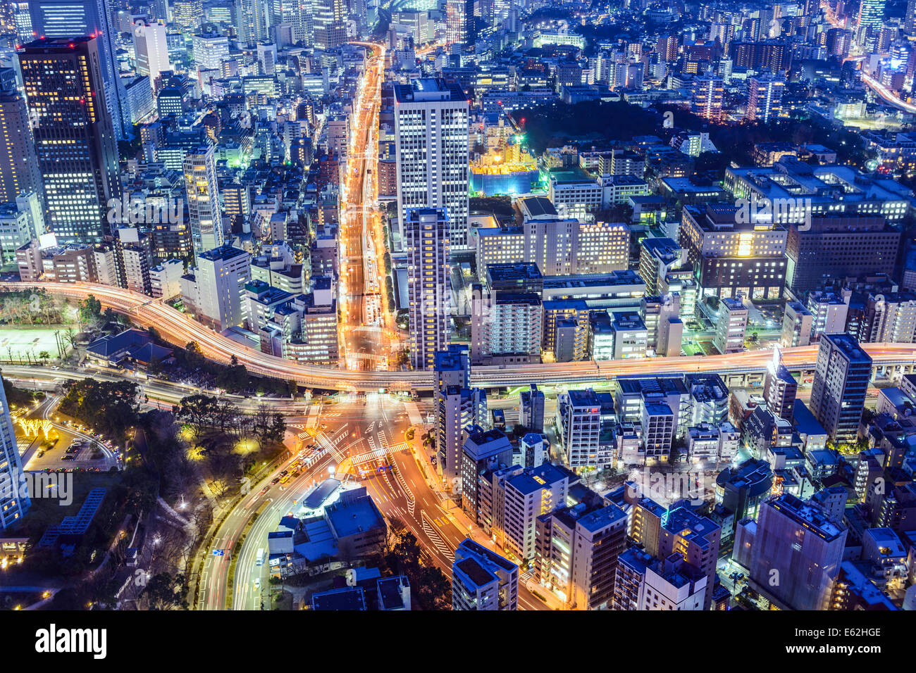 Tokyo, Japan Stadtbild über Roppongi-Kreuzung in der Nacht. Stockfoto