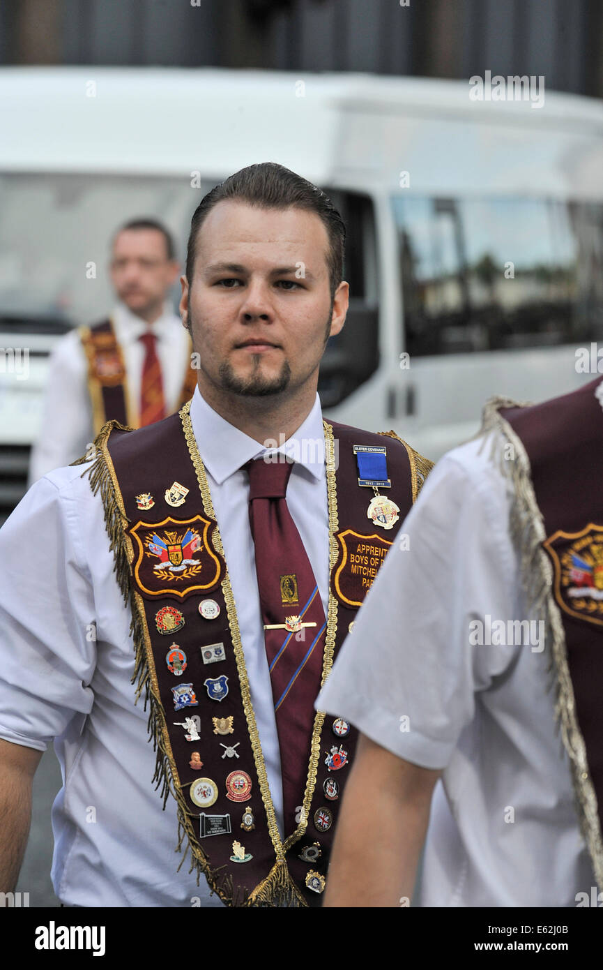 Mitglied der Lehrling jungen von Derry Mitchelbourne Parent Club bei der jährlichen Lehrling jungen von Derry-Parade in Londonderry. Stockfoto