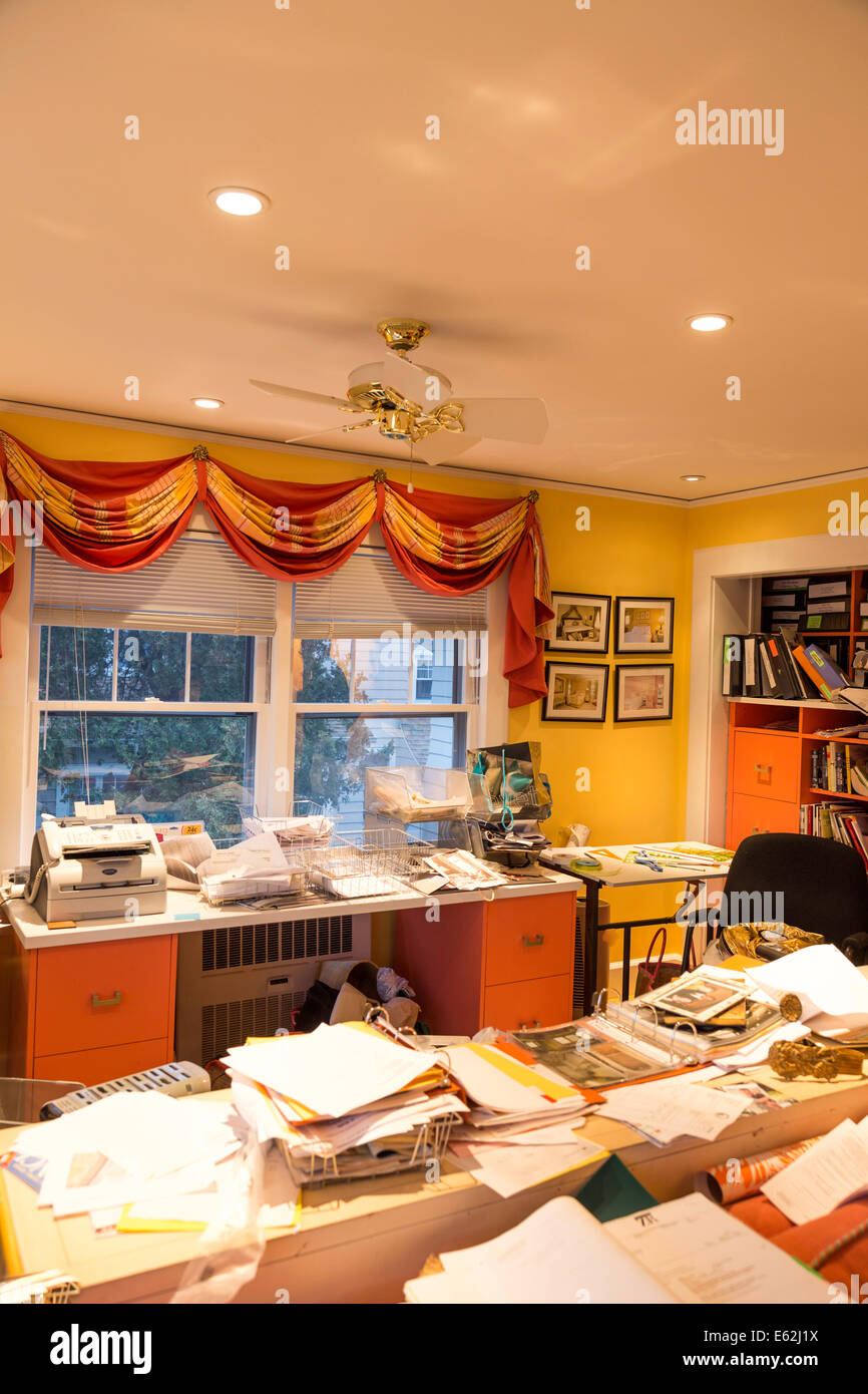 Messy Home Office, Wohnhaus, USA Stockfoto