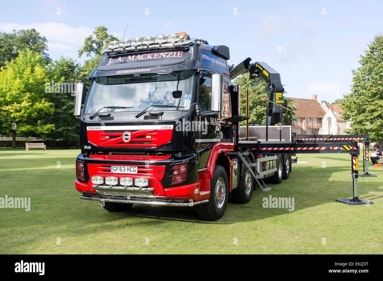 Volvo Lkw mit Palfinger-Kran mit Stabilisatoren erweitert Stockfoto