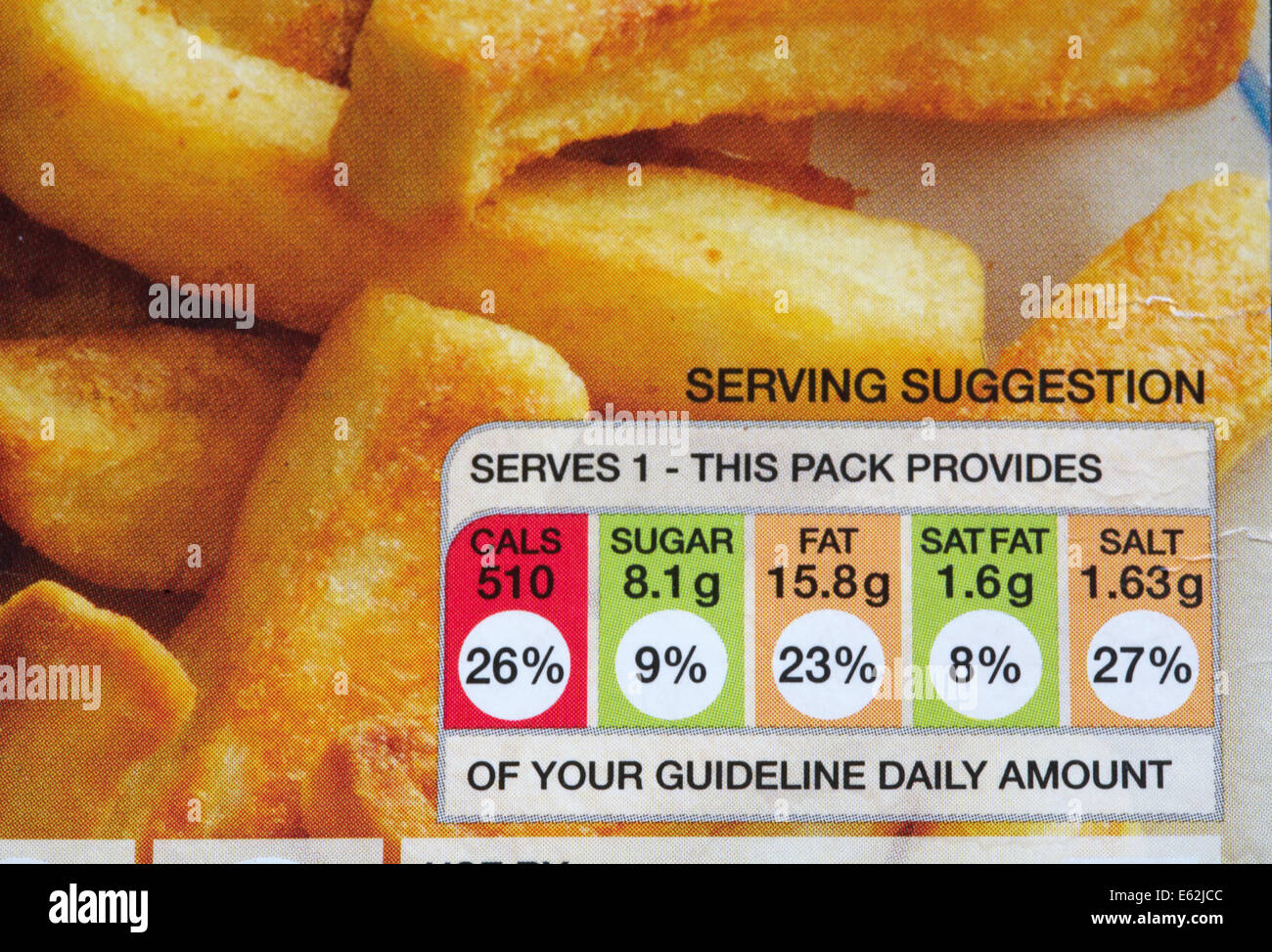 Guideline Daily Amount GDA Informationen zu Marks & Spencer Fish & Chips Lebensmittelverpackungen Stockfoto