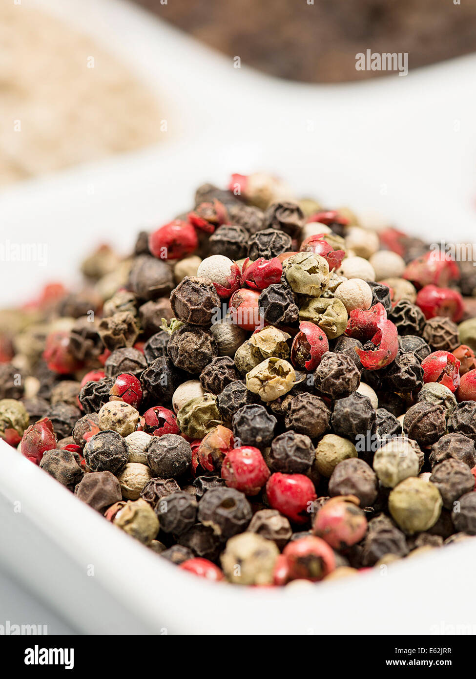 Mix Paprika Samen auf weißem Hintergrund Stockfoto