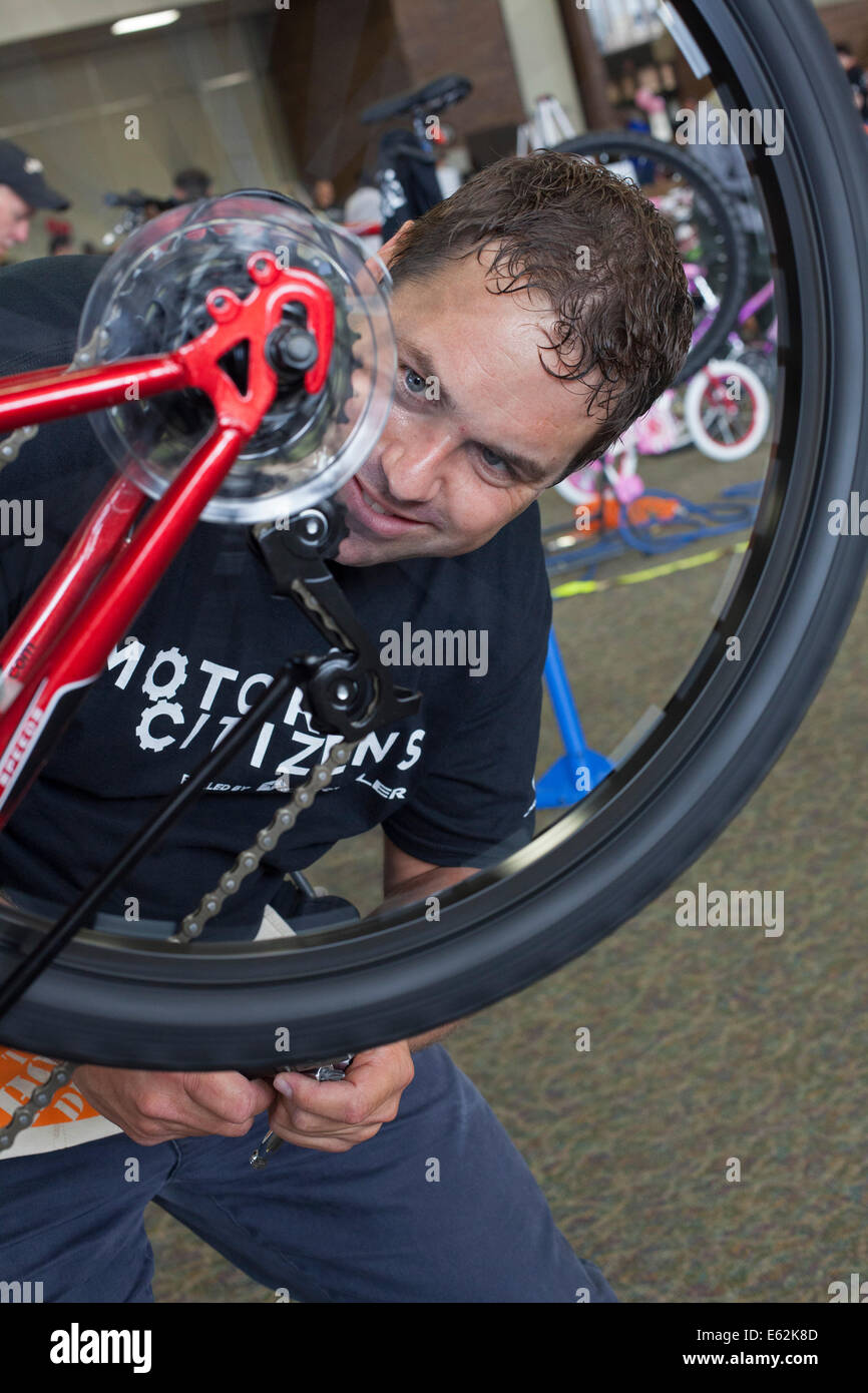 Southfield, Michigan - Freiwilligen montieren neue Fahrräder für Kinder. Stockfoto