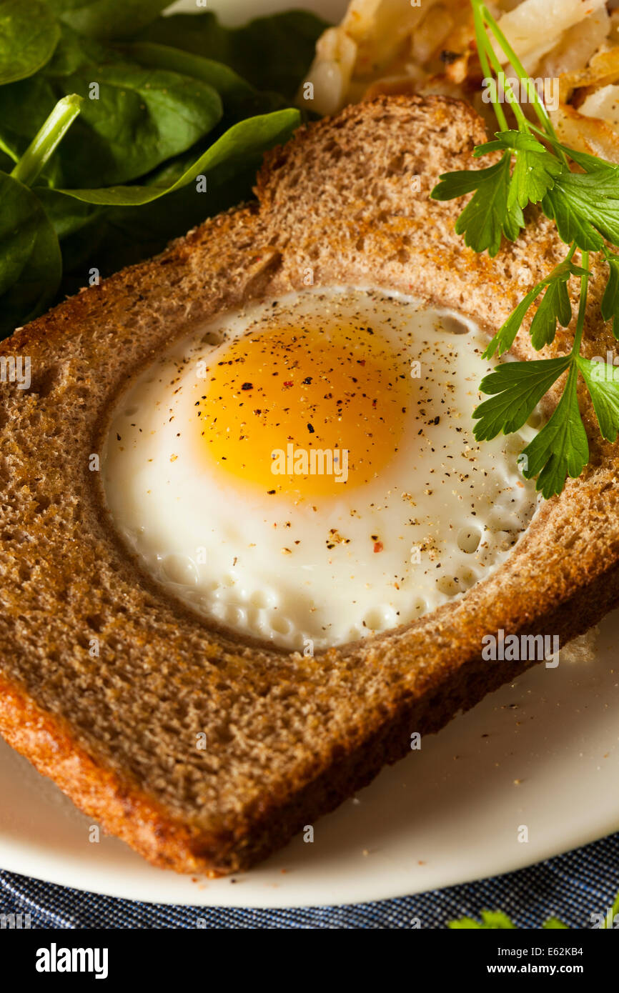 Gesundes Ei in einem Korb zum Frühstück Stockfoto