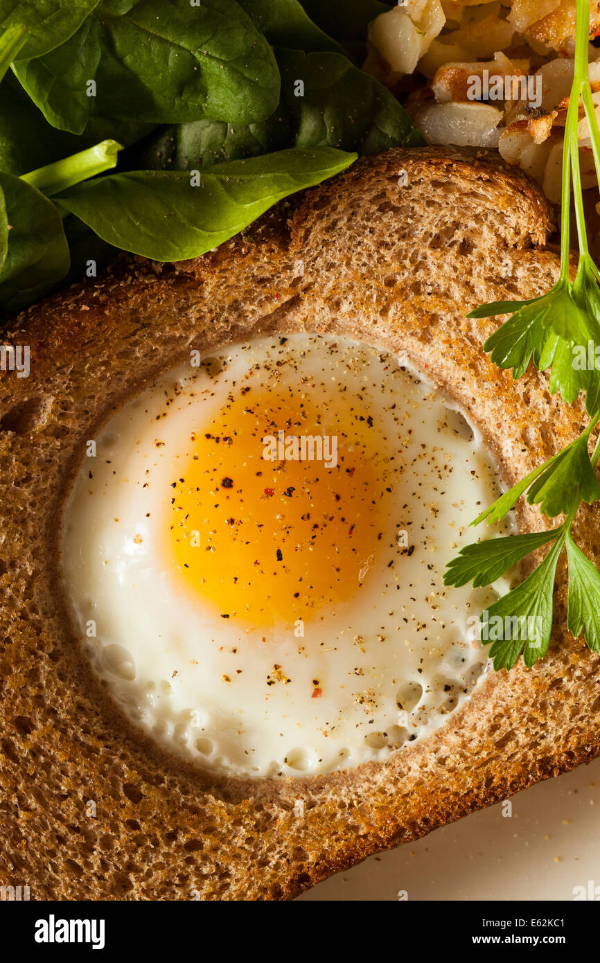 Gesundes Ei in einem Korb zum Frühstück Stockfoto