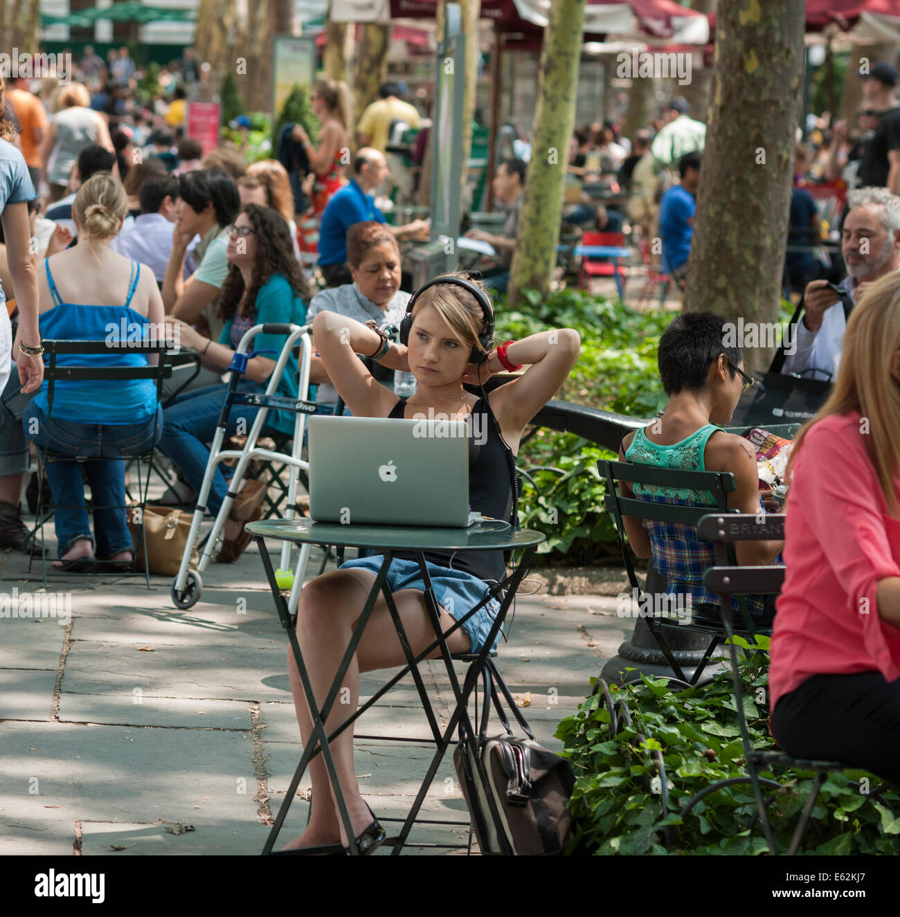 Besucher nutzt ihr MacBook im Bryant Park in Midtown Manhattan in New York Stockfoto