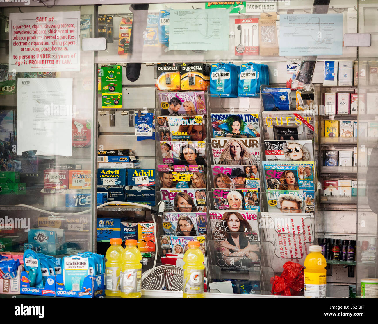 Ein Kiosk in Midtown Manhattan in New York zeigt ihre waren unter anderem Zeitschriften Stockfoto