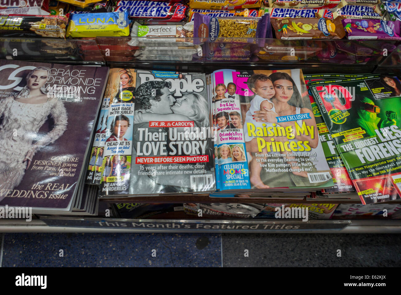 Boulevardzeitung Klatschblätter US Weekly und Menschen in einem Kiosk in New York angezeigt Stockfoto