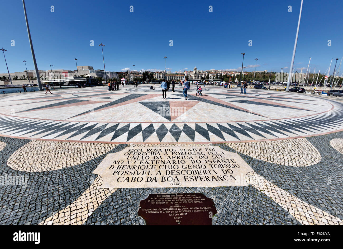 Portugal, Lissabon: Touristen gehen auf Windrose vor dem Denkmal der Entdeckungen in Belém Stockfoto