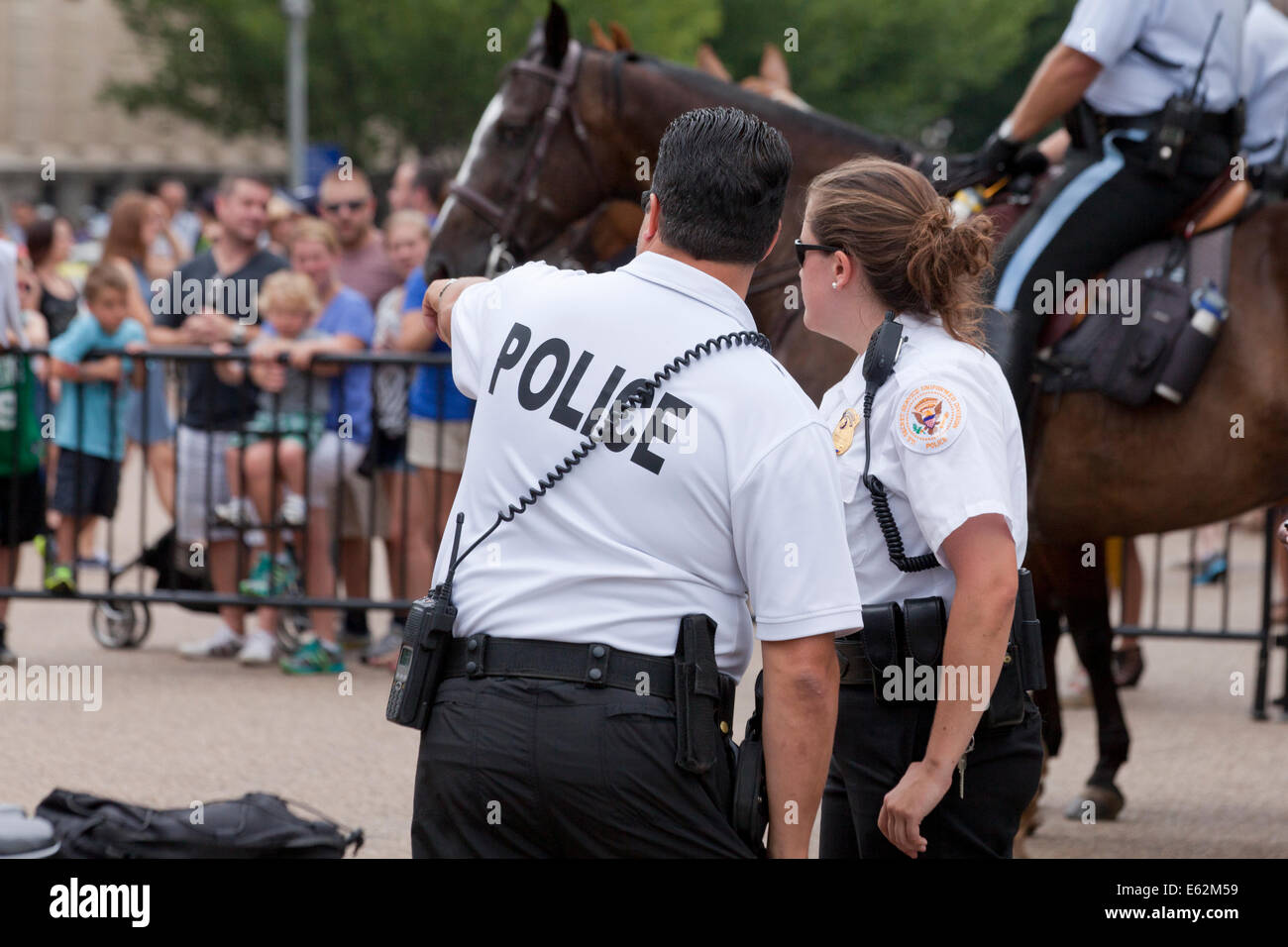 US-Geheimdienst Uniformierte Polizei bei einem Protest vor dem weißen Haus - Washington, DC USA Stockfoto