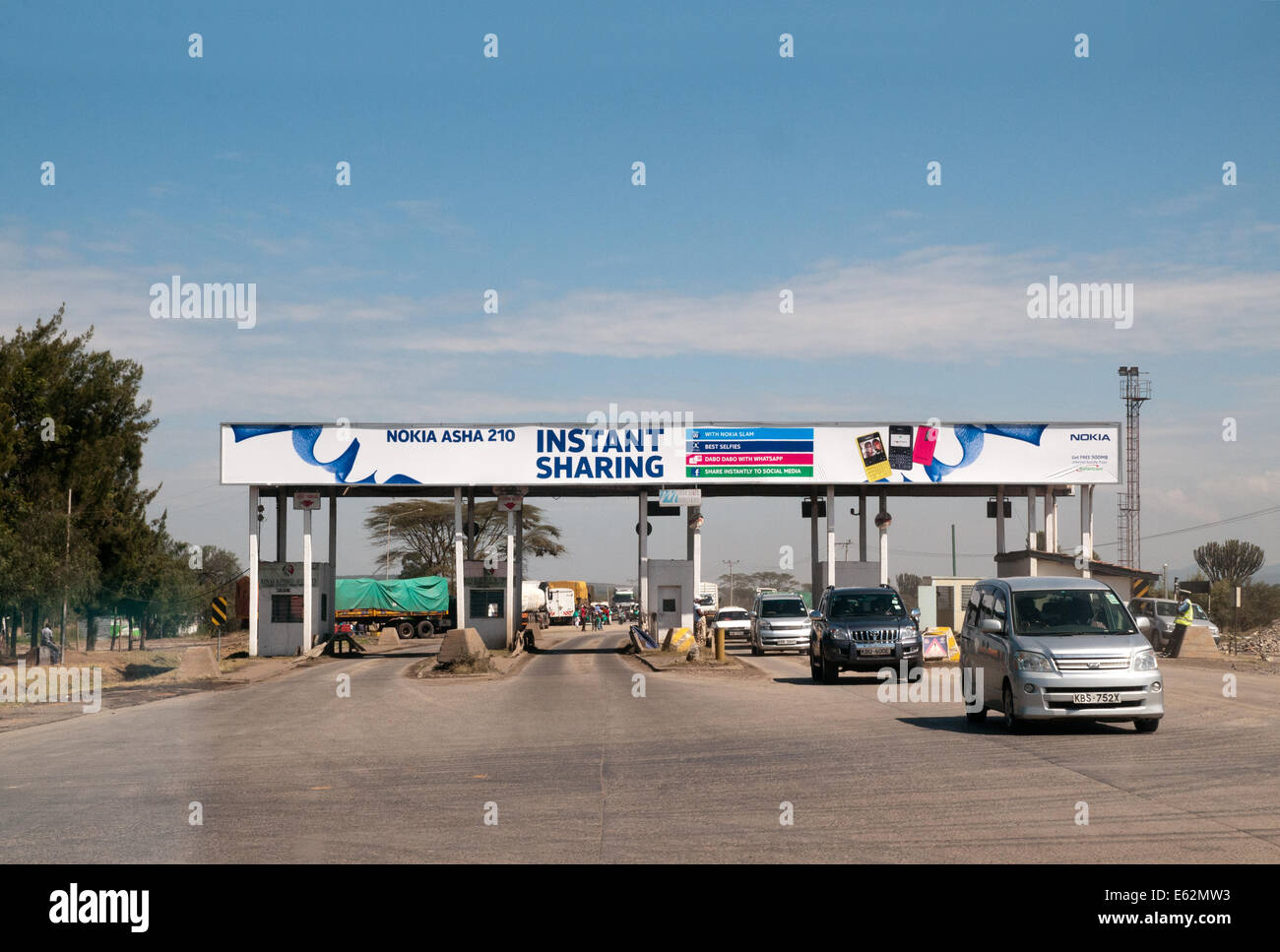 Datenverkehr auf stillgelegten Mautstation auf Transafrika Highway zwischen Naivasha und Nakuru Kenia Ostafrika TRANSAFRIKA Stockfoto