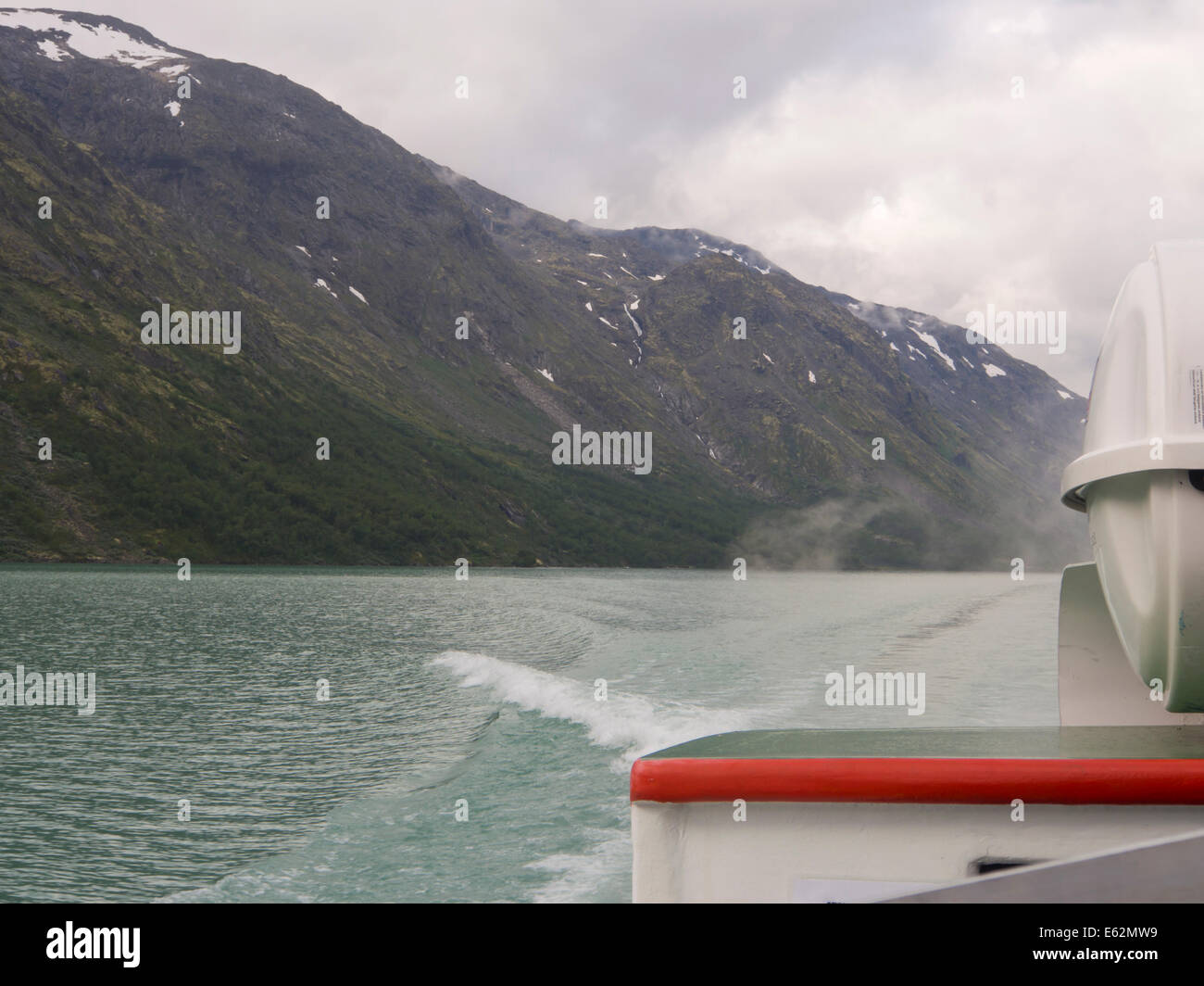 An Bord ein Fahrgastschiff Überführung Wanderer ins Herz des Nationalparks Jotunheimen Norwegen auf See Gjende ein Mountain-fjord Stockfoto