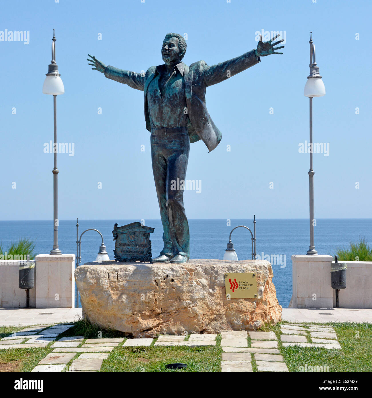 Statue von der italienischen Sänger und Songwriter Domenico Modugno berühmt für das Lied Volare geboren in Polignano a Mare Stockfoto