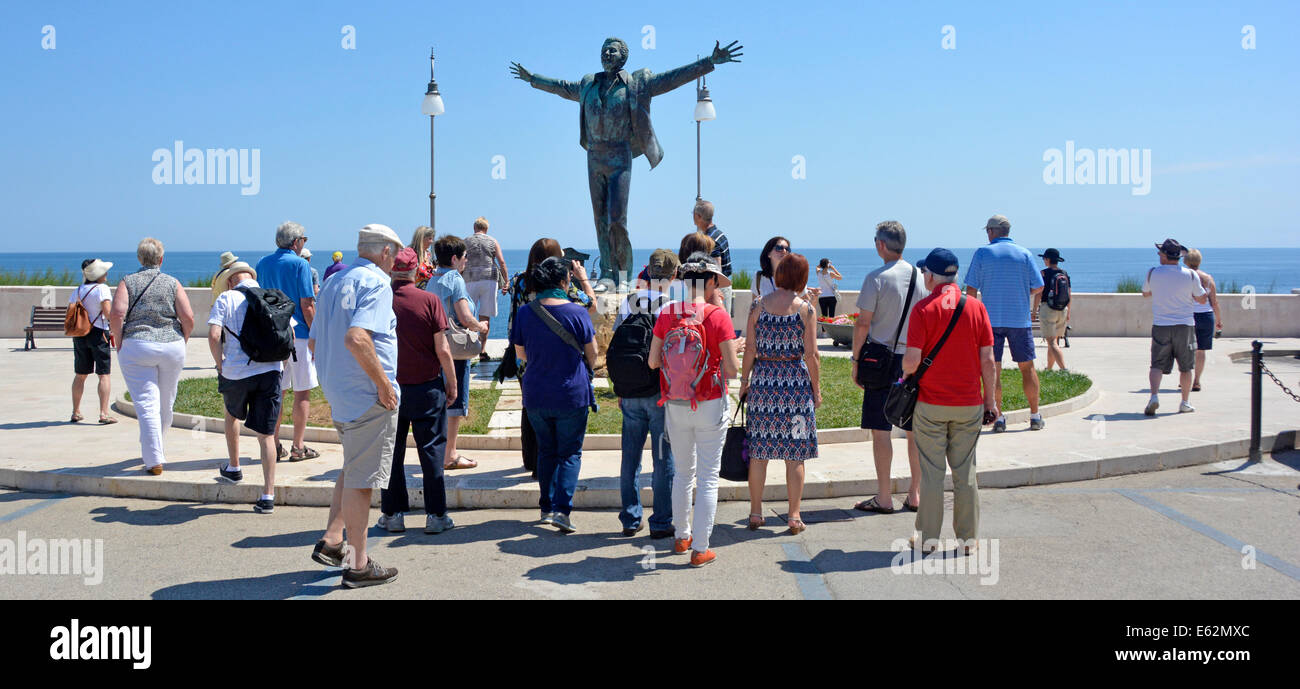 Reiseführer mit Informationen über italienische Sänger und Songwriter Domenico Modugno und das Lied Volare neben seine statue Stockfoto