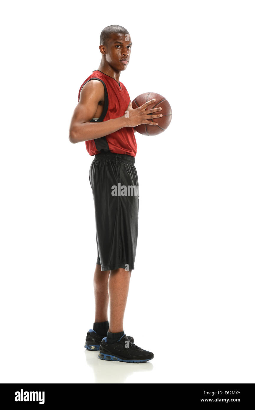 Porträt der jungen afrikanischen amerikanischen Basketball-Spieler mit Ball isoliert auf weißem Hintergrund Stockfoto