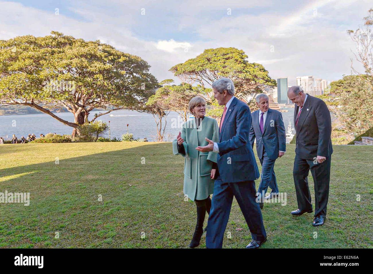 US Staatssekretär John Kerry und australischer Außenminister Julie Bishop im Garten der Admiralty House zusammen mit US-Verteidigungsminister Chuck Hagel und Australische Verteidigungsminister David Johnston vor einer Reihe von Australien und den USA Verteidigung und diplomatischen treffen auf Ministerebene 12. August 2014 in Sydney, Australien zu gehen. Stockfoto