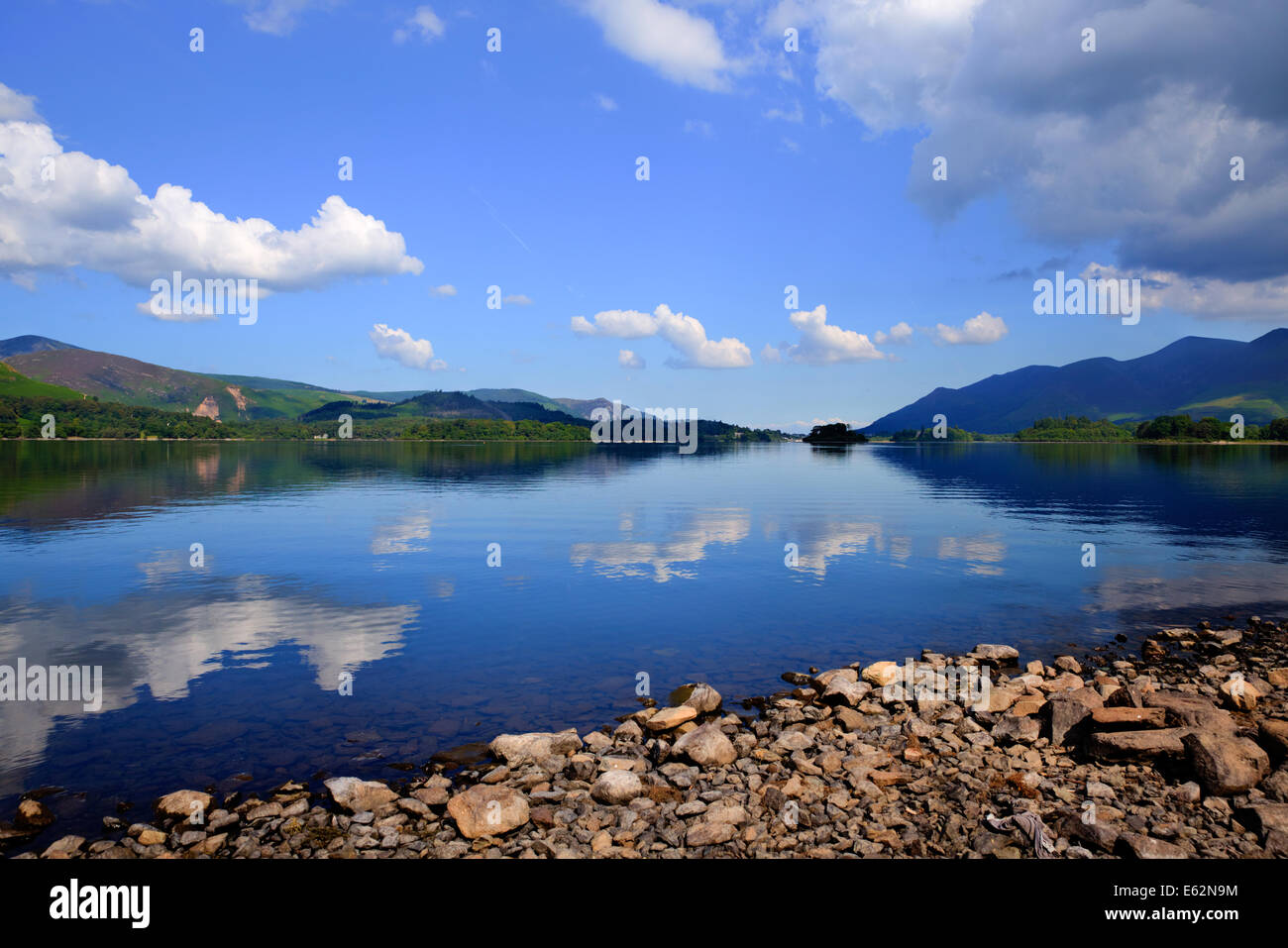 Cloud-Reflexionen Derwent Wasser Lake District National Park Cumbria England Großbritannien in der Nähe von Keswick Blau Himmel schönen ruhigeren Tag Stockfoto