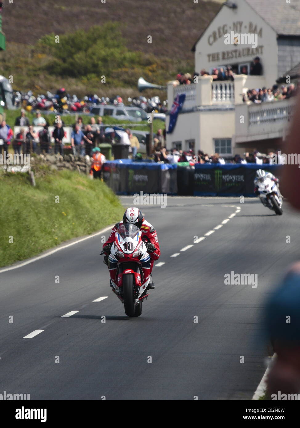 Conor Cummins auf seiner Honda, vorbei an Creg-ny Baa im ersten Superbike-Rennen von der Isle Of Man TT Races 2014. Stockfoto