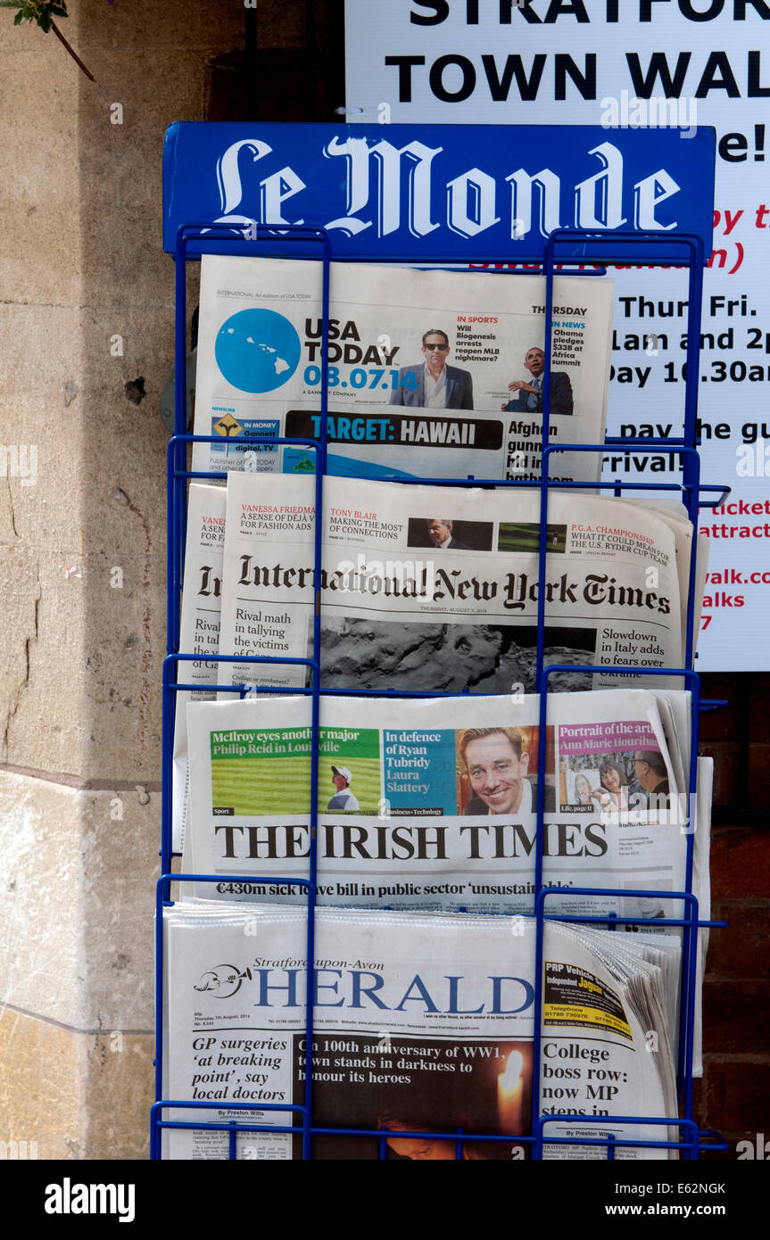 Internationale Zeitungen auf einem Gestell, London, UK Stockfoto