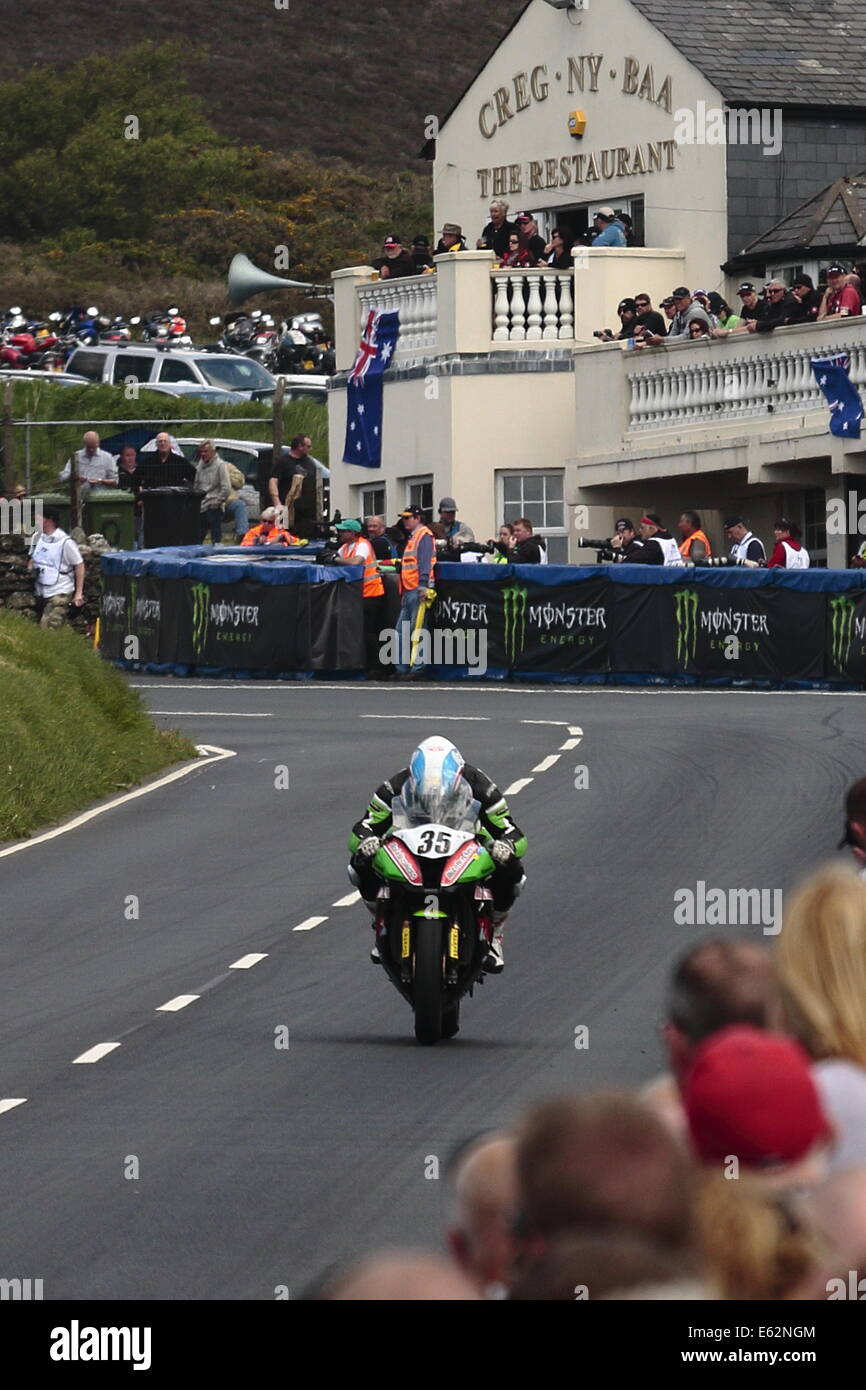 Karl Harris seine Kawasaki fahren, vorbei an Creg-ny Baa im ersten Superbike-Rennen von der Isle Of Man TT Races 2014. Stockfoto