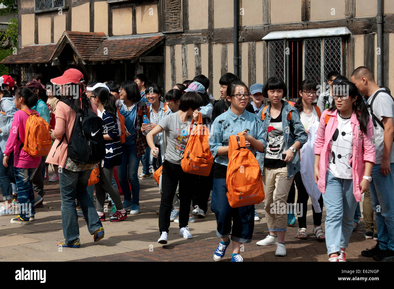 Chinesische Jugendliche Touristen, Bath, UK Stockfoto