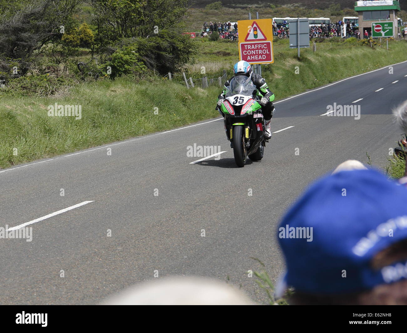 Karl Harris seine Kawasaki, Reiten im Wettbewerb mit den ersten Superbike-Rennen der Isle Of Man TT 2014. Stockfoto