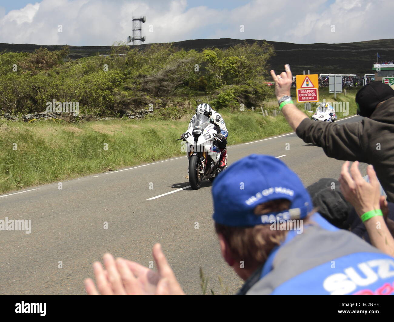 Michael Dunlop erhält den Beifall der Zuschauer am Ende des ersten Superbike-Rennen der TT 2014. Stockfoto