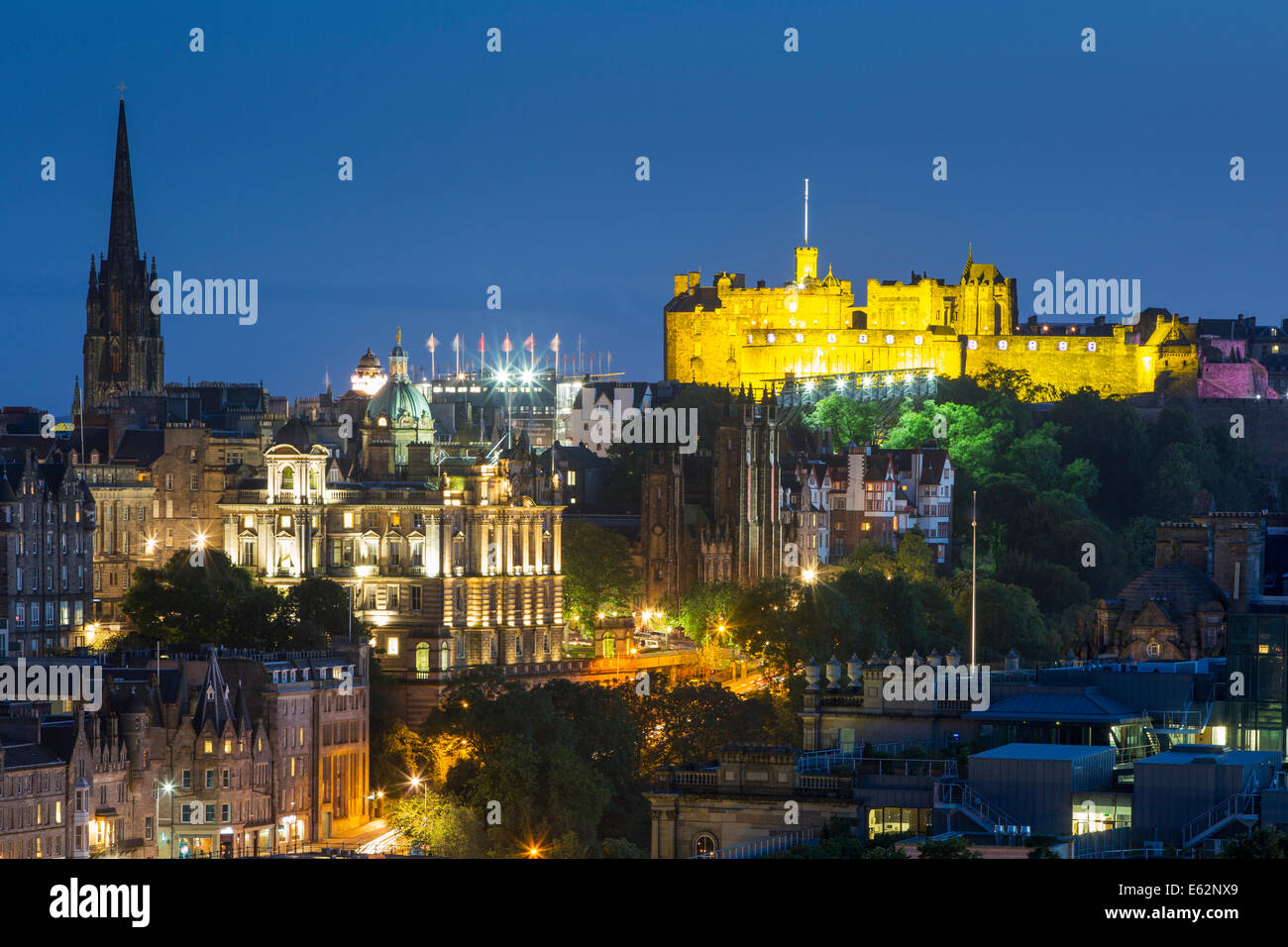 Dämmerung über der alten Burg und Stadt von Edinburgh, Lothian, Schottland Stockfoto