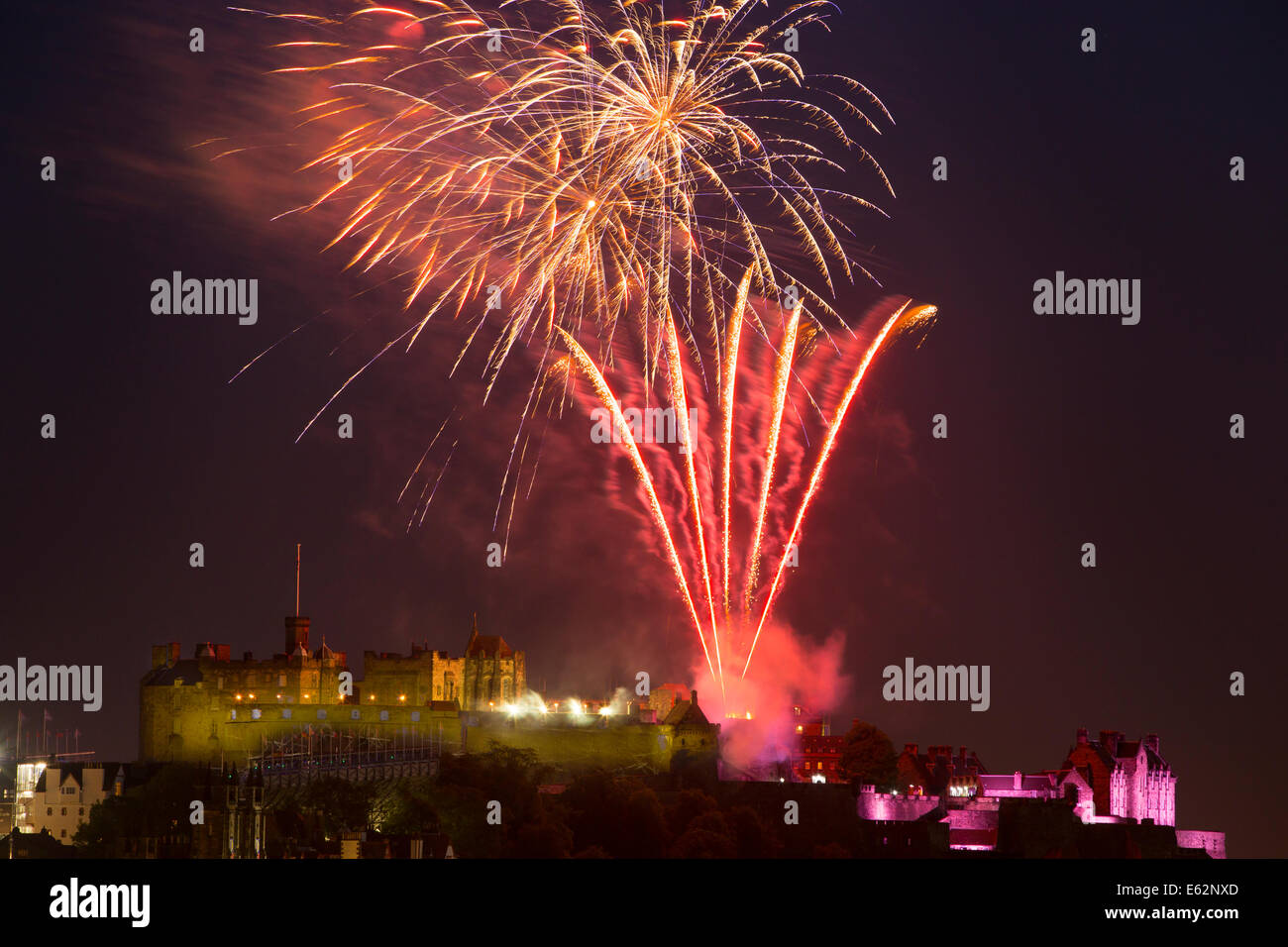 Feuerwerk über dem Schloss Edinburgh, Edinburgh, Lothian, Schottland Stockfoto