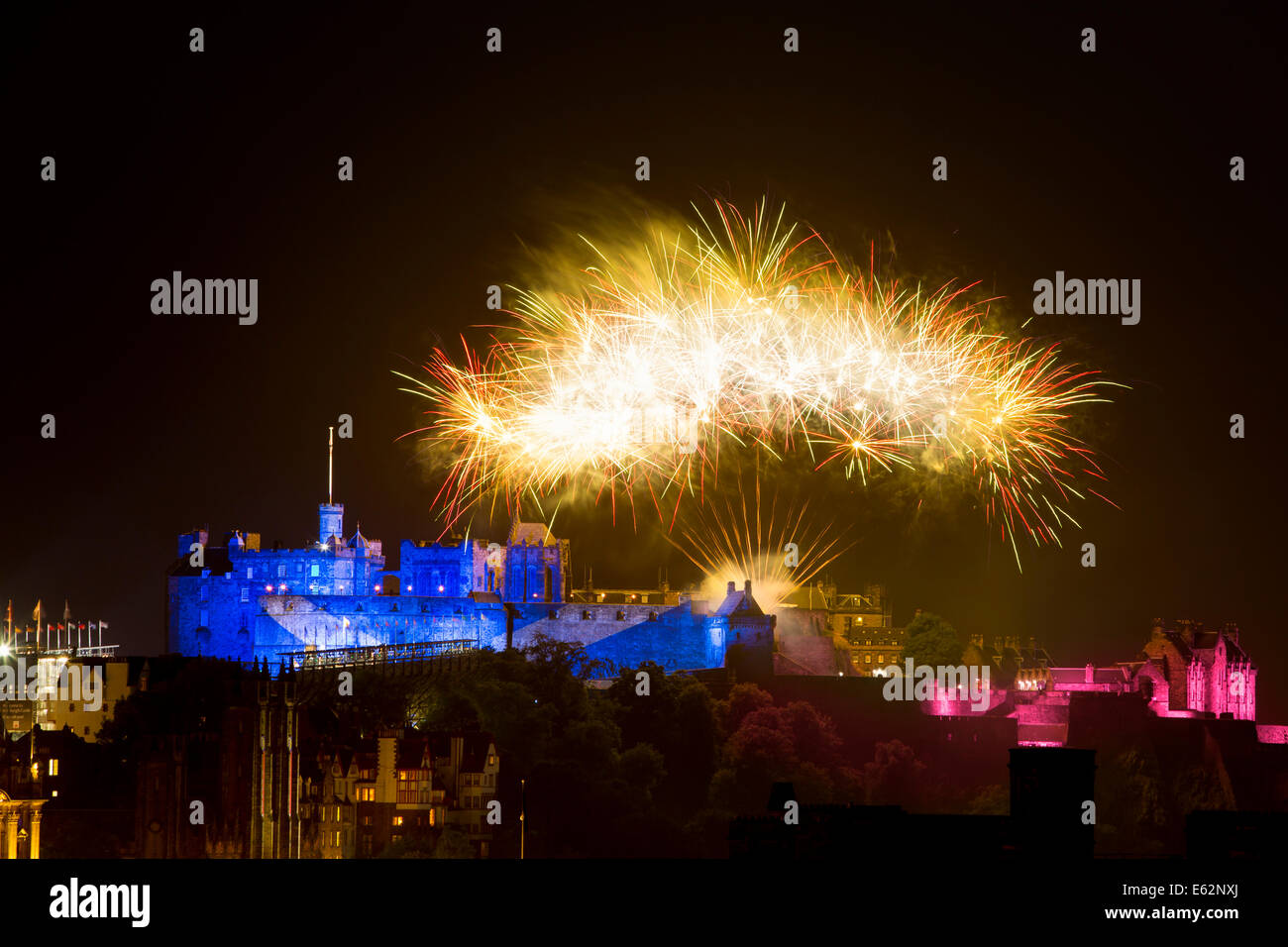 Feuerwerk über dem Schloss Edinburgh, Edinburgh, Lothian, Schottland Stockfoto