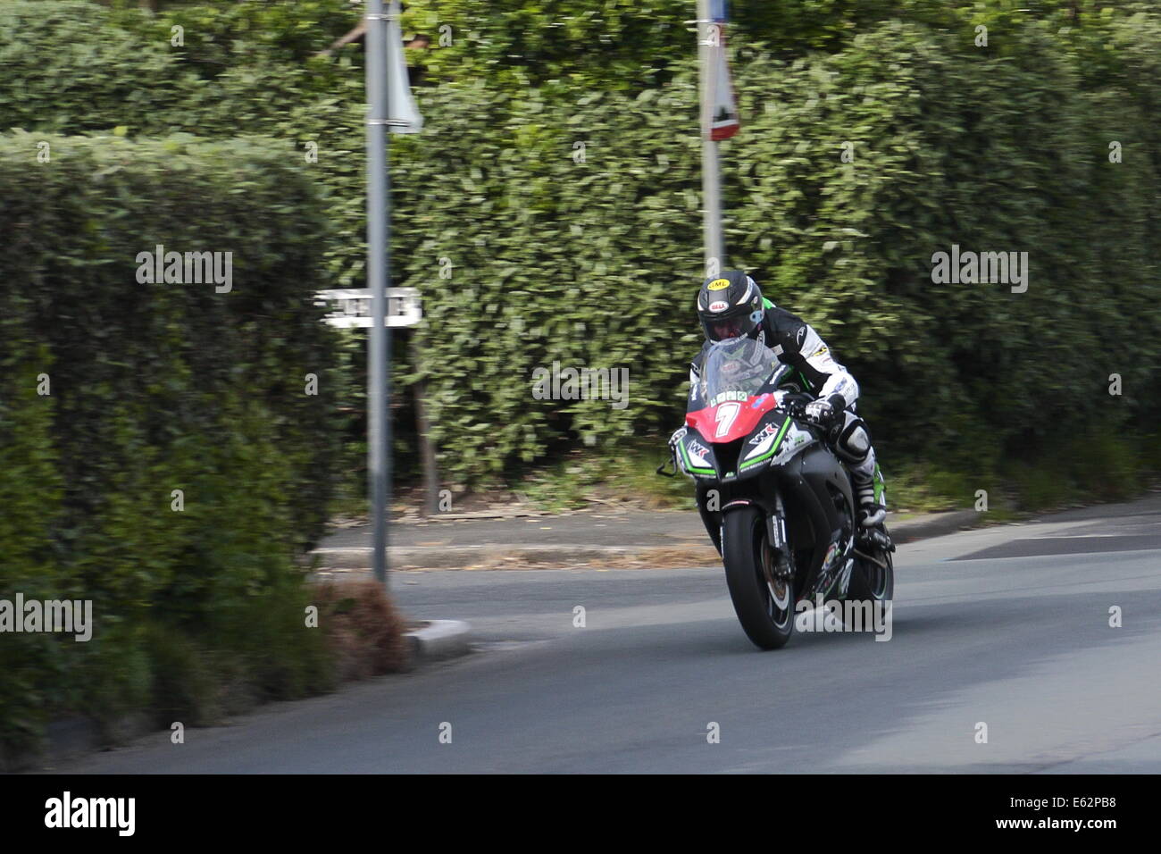 Gary Johnson Motorrad seiner Kawasaki Superstock, auf der Isle Of Man Berg natürlich während des Trainings für den 2014 TT. Stockfoto