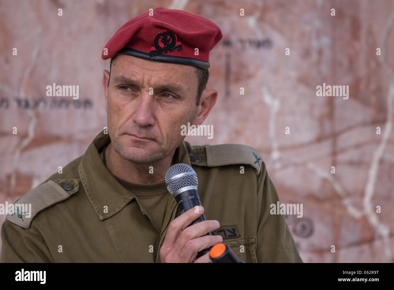 Israel. Dann Brigadegeneral Herzi Halevi, derzeit IDF Chief der Intelligenz. Eine historische Schlachtfeldkarte im Hintergrund. Stockfoto