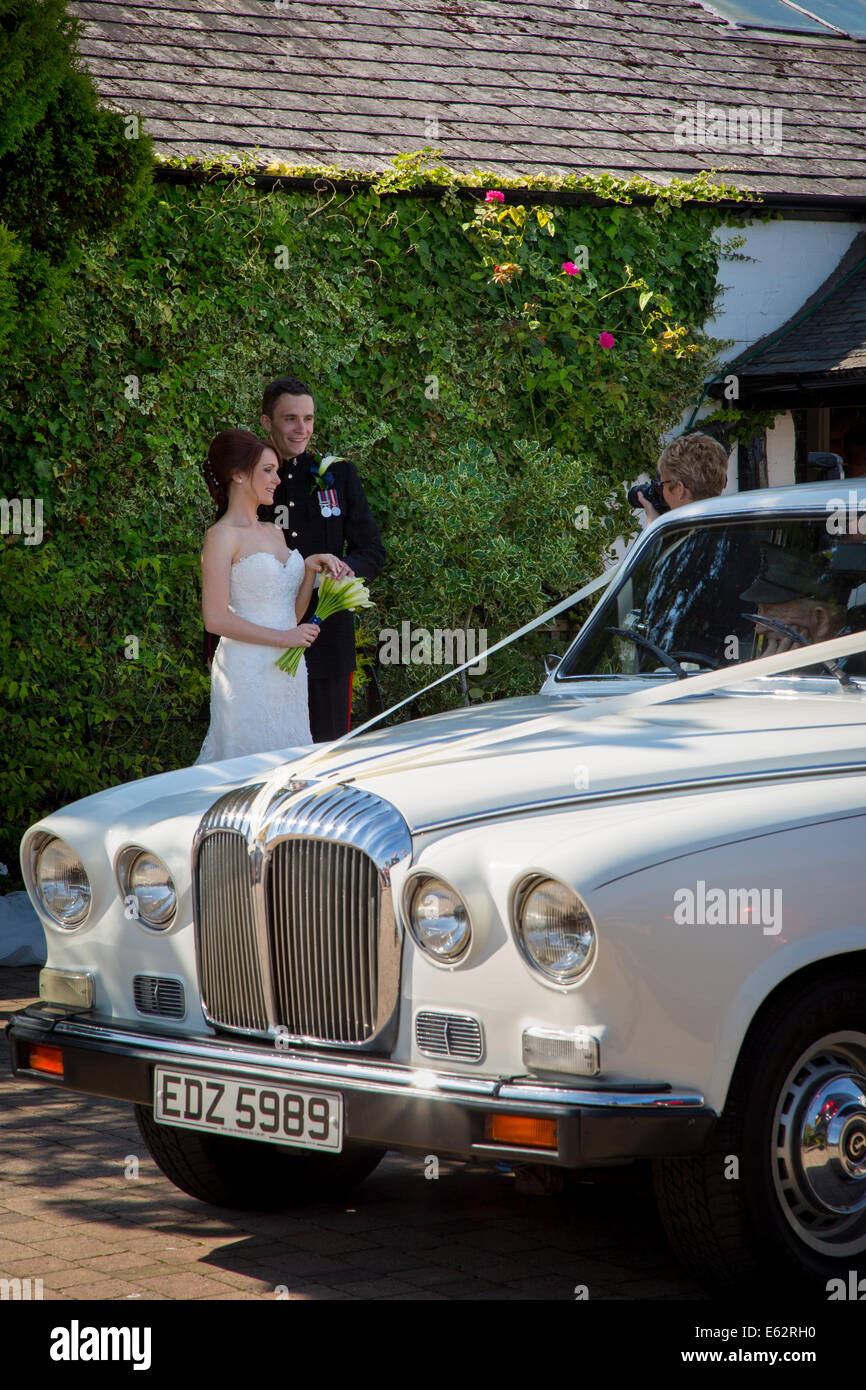 Brautpaar auf der alten Schmiede in Gretna Green, Dumfries and Galloway, Schottland, Großbritannien Stockfoto