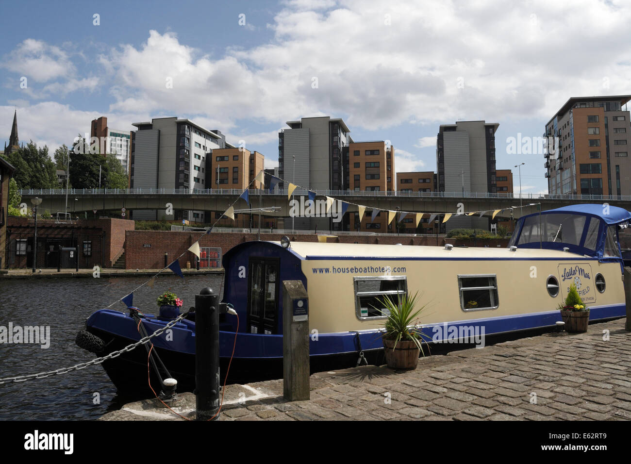 Das Kanalboot, das in Victoria Quays, Sheffield Canal Basin England, ankerte, nutzte ein schwimmendes Hotel, das in britischen Wasserstraßen, Hausbooten, Hotelferien betrieben wurde Stockfoto
